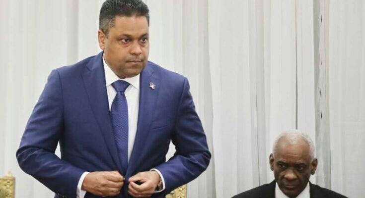 Laurent Saint-Cyr (vasen) osallistuu seremoniaan hänen nimittämisensä siirtymäkauden neuvoston puheenjohtajakauteen Port-au-Prince, Haitissa, torstaina.