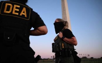 Amerikkalaiset huumeiden edustajat täytäntöönpanovirasto (DEA) partioi Washingtonin muistomerkkiä kansallisessa ostoskeskuksessa 11. elokuuta Washington DC: ssä