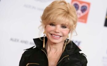 Loni Anderson saapuu 22. vuosittaiseen kilpailuun MS -tapahtuman poistamiseksi Hyatt Regency Century Plaza -hotellissa perjantaina 24. huhtikuuta 2015 Los Angelesissa.
