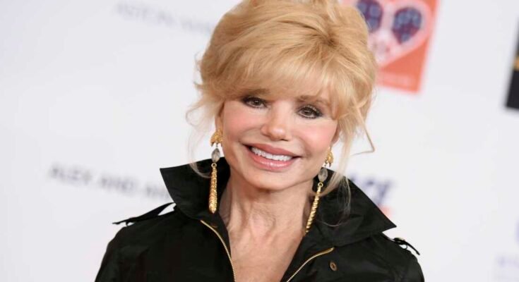 Loni Anderson saapuu 22. vuosittaiseen kilpailuun MS -tapahtuman poistamiseksi Hyatt Regency Century Plaza -hotellissa perjantaina 24. huhtikuuta 2015 Los Angelesissa.