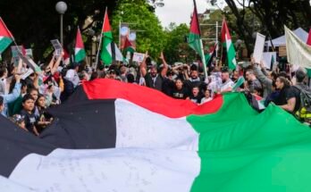 Mielenosoittajat tapaavat Palestiinan puolustavan mielenosoituksen aikana Sydneyssä, Australiassa, lauantaina 4. marraskuuta 2023 Israelin ja Hamasin välisessä sodassa olevien palestiinalaisten tukemiseksi.