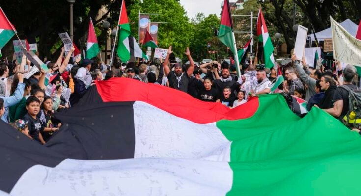 Mielenosoittajat tapaavat Palestiinan puolustavan mielenosoituksen aikana Sydneyssä, Australiassa, lauantaina 4. marraskuuta 2023 Israelin ja Hamasin välisessä sodassa olevien palestiinalaisten tukemiseksi.