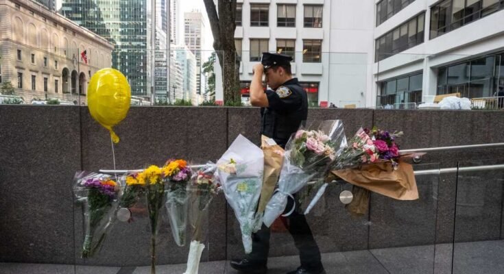 New York, New York - 29. heinäkuuta: New Yorkin poliisi kulkee puolivälissä sijaitsevan toimistorakennuksen edessä sijaitsevien kukien edessä, jossa aseellinen mies tappoi neljä ihmistä 29. heinäkuuta 2025 New Yorkissa. (Kuva: Stephanie Keith / Getty Images)