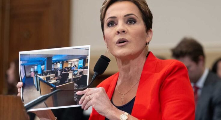 Kari Lake, joka valvoo amerikkalaista maailman mediavirastoa, järjestää kuvan Amerikan äänen toimituksellisesta huoneesta, kun se todistaa talon ulkomaisten ulkomaisten komitean yleisön aikana 25. kesäkuuta 2025 (Saul Loeb / AFP: n kuva) (Kuva Saul Loeb / AFP: stä Gettykuvien kautta)