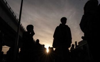 Turvapaikanhakijat odottavat CBP: n yhden tapaamisensa Yhdysvaltain viranomaisten kanssa ennen El Chaparral -sisäänkäynnin satamaa Tijuanassa, Meksikossa, 20. tammikuuta 2025.