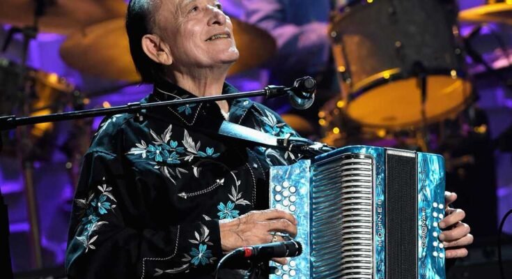 Flaco Jimenezin harmonikkapeli, jota täällä nähdään näyttelyn kunniaksi ja palkinnot Americana Music Association 2014 Ryman -auditoriossa Nashvillessä, Tennessee, tuli määrittelemään Clutejon ja Tejanon musiikin Etelä -Texasista, joka jatkoi yli 70 vuotta.