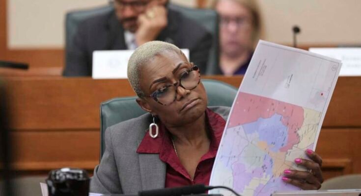 Texasin osavaltion edustaja Jolanda "Ilo" Demokraatti Jones ylittää kortit julkisessa kuulemistilaisuudessa kongressin uudelleenjakautumisesta Austinissa, Texasissa, perjantaina 1. elokuuta 2025. Komitean hyväksymisen jälkeen valtion demokraatit pakenivat Illinoisiin ja New Yorkiin rikkoakseen päätöksensä ja voittamaan äänestyksen uusista korteista, mikä suosii voimakkaasti republikaaneja.