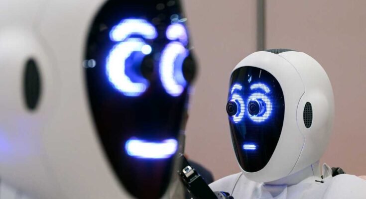 Excelissä 30. toukokuuta 2023 Lontoossa, Englannissa, Pari 1x Androids -pari on esillä Kansainvälisessä robotiikka- ja automaatiokonferenssissa (ICRA).