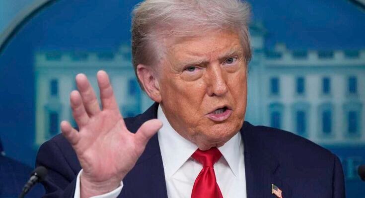 Presidentti Donald Trump puhuu Valkoisen talon toimittajien kanssa 11. elokuuta 2025 Washingtonissa.