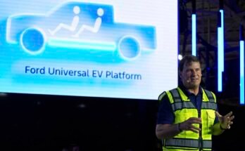 Fordin toimitusjohtaja, Jim Farley, puhuu Louisvillen edustajakokouksen tehtaalla maanantaina 11. elokuuta 2025 Louisville, KY.