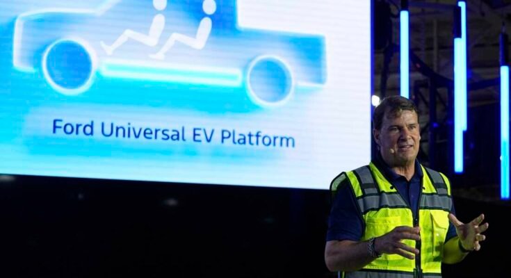 Fordin toimitusjohtaja, Jim Farley, puhuu Louisvillen edustajakokouksen tehtaalla maanantaina 11. elokuuta 2025 Louisville, KY.