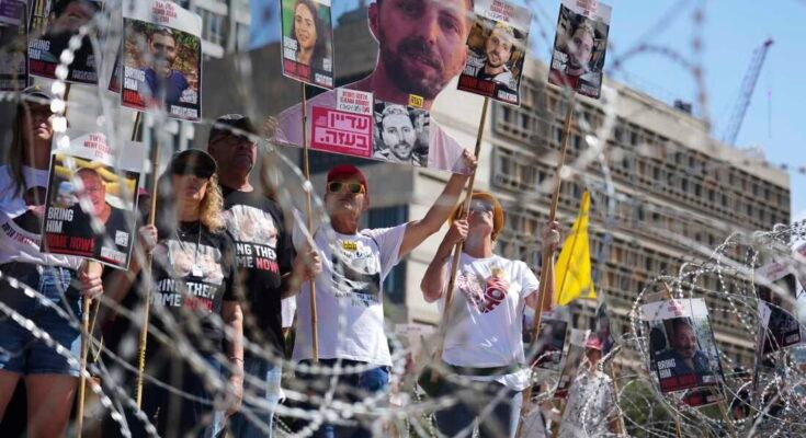 Panttivankiperheet protestoivat vaatiakseen sukulaistensa vapauttamista Hamasin vankeudesta Gazan kaistaleessa nimeltään tunnetussa paikassa "Neliömäinen panttivangit" Tel Avivissa, Israelissa lauantaina.