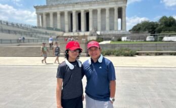 Jeffrey Pagulong (oikealla) ja hänen 12 -vuotiaan pojansa Christof pidetään lähellä Lincoln Memorialia Washington DC: ssä. He molemmat käyttävät punaisia baseball -lippeja ja valkoisia kaulan jäähdytysfaneja.