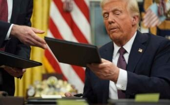 Presidentti Donald Trump allekirjoittaa päätökset Valkoisen talon soikea toimistossa 20. tammikuuta.