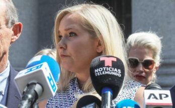 Virginia Giuffre, keskus, järjestää lehdistötilaisuuden Manhattanin tuomioistuimessa New Yorkissa 27. elokuuta 2019.