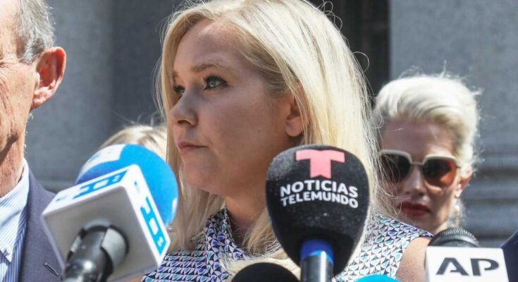 Virginia Giuffre, keskus, järjestää lehdistötilaisuuden Manhattanin tuomioistuimessa New Yorkissa 27. elokuuta 2019.