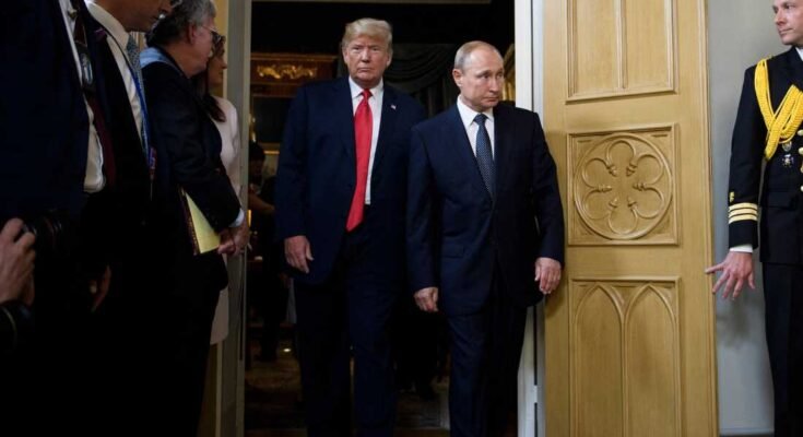 Yhdysvaltain presidentti Donald Trump (C -keskus) ja Venäjän presidentti Vladimir Putin (keskus R) saapuvat kokoukseen Suomen presidentin palatsissa 16. heinäkuuta 2018 Helsingissä, Suomessa.