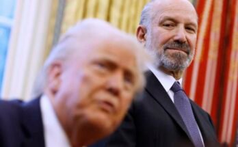 Howard Lungick, joka valvoo nyt väestölaskentatoimistoa kauppasihteerinä, on presidentti Trumpin takana Valkoisen talon soikeassa toimistossa Washington DC: ssä, helmikuussa ennen vahvistustaan Trumpin toimistossa.