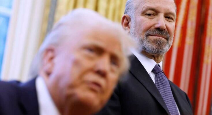 Howard Lungick, joka valvoo nyt väestölaskentatoimistoa kauppasihteerinä, on presidentti Trumpin takana Valkoisen talon soikeassa toimistossa Washington DC: ssä, helmikuussa ennen vahvistustaan Trumpin toimistossa.