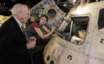 Vuonna 2010 Jim Lovell tutki Apollo 8 -avaruusalustaan Chicagon tiede- ja teollisuusmuseossa.