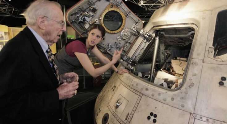 Vuonna 2010 Jim Lovell tutki Apollo 8 -avaruusalustaan Chicagon tiede- ja teollisuusmuseossa.