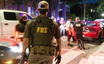 Eri virastojen lain, mukaan lukien alkoholin, tupakan, ampuma -aseiden ja räjähteiden, puiston ja FBI: n poliisin, lakien soveltamisasiamiehet kyseenalaistavat parin, joka oli pysäköinut laillisen pysäköintialueen eteen syödessään McDonald'sia pois, tiistaina 12. elokuuta Washingtonin luoteeseen, lähellä Kennedy St. NW. Pari vapautettiin auton etsinnän jälkeen.
