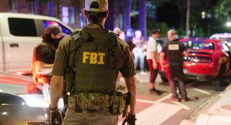 Eri virastojen lain, mukaan lukien alkoholin, tupakan, ampuma -aseiden ja räjähteiden, puiston ja FBI: n poliisin, lakien soveltamisasiamiehet kyseenalaistavat parin, joka oli pysäköinut laillisen pysäköintialueen eteen syödessään McDonald'sia pois, tiistaina 12. elokuuta Washingtonin luoteeseen, lähellä Kennedy St. NW. Pari vapautettiin auton etsinnän jälkeen.