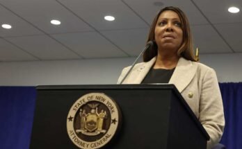 New Yorkin oikeusministeri Letitia James pidetään mikrofonilla varustetun pöydän takana, kun hän puhuu lehdistötilaisuudessa 8. tammikuuta 2025.