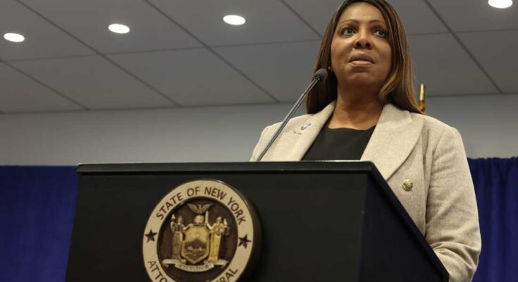 New Yorkin oikeusministeri Letitia James pidetään mikrofonilla varustetun pöydän takana, kun hän puhuu lehdistötilaisuudessa 8. tammikuuta 2025.