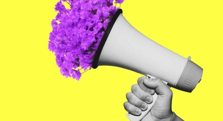Tämä valokuvakollaasi edustaa mustavalkoisen käden läheistä kättä, jolla on mustavalkoinen megafoni, joka on suunnattu kehyksen vasempaan yläosaan kirkkaan keltaisella taustalla. Loistavat violetit äidit puhkesivat megafonista juhlimaan, viitaten ajatukseen antaa ystävälle tai rakkaalle rohkaisun puhe, kun he tarvitsevat rohkaisua.