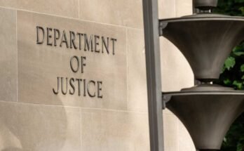 Oikeusministeriön rakennus nähtiin 20. heinäkuuta 2025 Washington DC: ssä, jaoston valvontakomitea julkaisi DOJ: lle kutsun Jeffrey Epsteinin tutkimukseen liittyvästä tiedostoista.