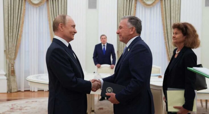 Tässä Venäjän osavaltion viraston jakamassa uima -altaan valokuvassa Venäjän presidentti Vladimir Putin toivottaa meidät erityislähettilään Steve Witkoffin ennen heidän neuvottelujaan Moskovassa 6. elokuuta