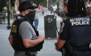 DEA -agentti puhuu pääkaupunkiseudun poliisin kanssa partioidessaan Washingtonin muistomerkkiä.