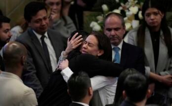 Claudia Tarazona, oppositio -senaattorin vaimo ja presidentin toivo Miguel Uribe, joka kuoli vammoista, jotka saivat hänet ammuttu poliittisen mielenosoituksen aikana, osallistui maanantaina Kolumbian kongressissa sijaitsevassa kongressissa hänen aviomiehensä kunniaksi.