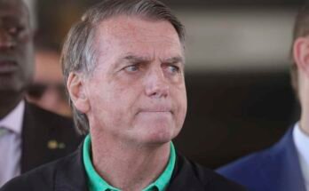 Brasilian entinen presidentti Jair Bolsonaro antaa lehdistötilaisuuden senaatin edessä Brasiliassa.