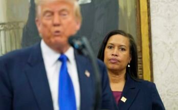 Columbian kaupunginjohtaja Muriel Bowser kuuntelee presidentti Donald Trumpia tapahtuman aikana ilmoittaakseen, että NFL 2027 -luonnos pidetään kansallisessa ostoskeskuksessa soikeassa tyhjässä toimistossa maanantaina 5. toukokuuta 2025 Washingtonissa. (AP Photo / Alex Brandon)