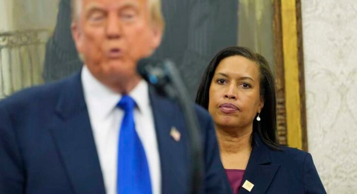 Columbian kaupunginjohtaja Muriel Bowser kuuntelee presidentti Donald Trumpia tapahtuman aikana ilmoittaakseen, että NFL 2027 -luonnos pidetään kansallisessa ostoskeskuksessa soikeassa tyhjässä toimistossa maanantaina 5. toukokuuta 2025 Washingtonissa. (AP Photo / Alex Brandon)