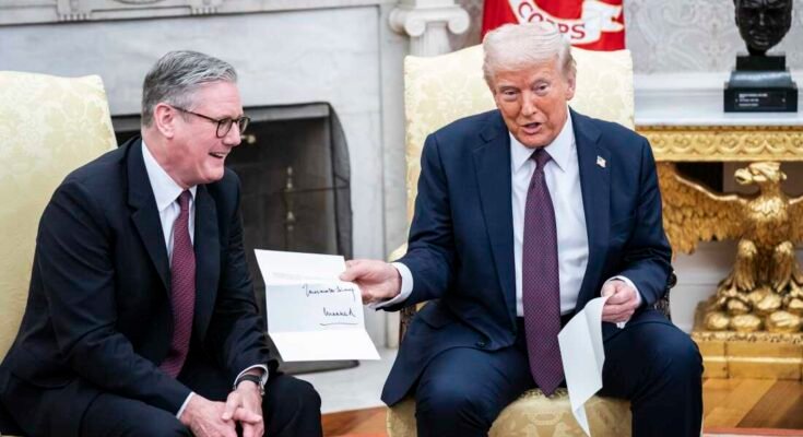 Presidentti Trump saa Ison -Britannian pääministerin Keir Starmerin kuningas Charles III: n kirjeen Valkoisen talon soikeassa toimistossa 27. helmikuuta