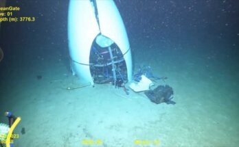 Liikkumaton valokuva videotallennuksesta näyttää Oceangate Titan -sarjan upotettavan valtameren pohjassa vuonna 2023 tapahtuneen räjähdyksen jälkeen. Viisi ihmistä kuoli onnettomuudessa.