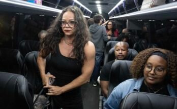 Texasin osavaltion lainsäätäjät linja -autolla Bussissa sen jälkeen, kun Affration Countyn demokraattisen puolueen pääkonttorissa pidetyssä tiedotustilaisuudessa oli 3. elokuuta 2025 Carol Stream, Illinois. Demokraattisten lainsäätäjien ryhmä lähti valtiosta aikaisemmin päivällä, joten koorumia ei voitu liittyä erityisistunnossa, jota kutsuttiin valvontaan.