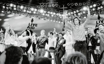 Live Aid Dual Sijaint -etukonsertti 13. heinäkuuta 1985 Wembley-stadionilla Lontoossa, Englannissa, konsertit järjestettiin yhtyeen `` Iron-the Know Itsir -bändin yhtyeen seurannaksi? '', Alkuperäinen ajatus Bob Geldofista ja Midge Ure: stä, kerätä varoja nälänhätälle Etiopiassa; Kuva näyttää taiteilijat Wembleyn konsertin suuren finaalin lavalla.