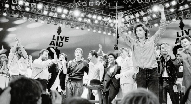 Live Aid Dual Sijaint -etukonsertti 13. heinäkuuta 1985 Wembley-stadionilla Lontoossa, Englannissa, konsertit järjestettiin yhtyeen `` Iron-the Know Itsir -bändin yhtyeen seurannaksi? '', Alkuperäinen ajatus Bob Geldofista ja Midge Ure: stä, kerätä varoja nälänhätälle Etiopiassa; Kuva näyttää taiteilijat Wembleyn konsertin suuren finaalin lavalla.