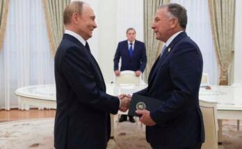 Venäjän presidentti Vladimir Putin (vas.) Ja amerikkalainen erityislähettiläs Steve Witkoff palvelevat kättään Moskovassa pidetyssä kokouksessa keskiviikkona.