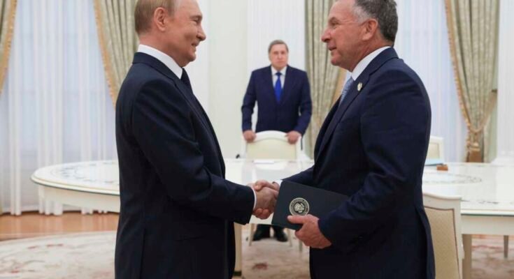 Venäjän presidentti Vladimir Putin (vas.) Ja amerikkalainen erityislähettiläs Steve Witkoff palvelevat kättään Moskovassa pidetyssä kokouksessa keskiviikkona.
