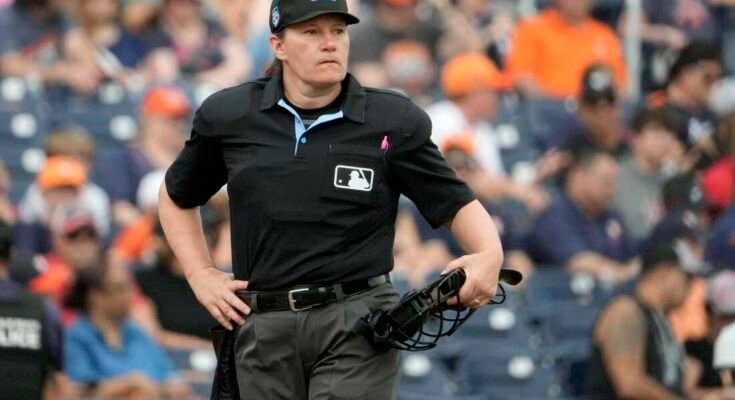Marmorinen erotuomari Jen Pawol ottaa asemaansa kevään baseball -ottelun ensimmäisen kierroksen aikana Houstonin ja Miami Marlinsin välillä sunnuntaina 10. maaliskuuta 2024 West Palm Beachissä, Floridassa.