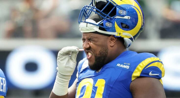 Kobie Turnerin puolustava Ramsin hyökkääjä haistaa tuoksuvia suoloja ottelussa Packersia vastaan SOFI -stadionilla Inglewoodissa sunnuntaina. NFL on kieltänyt aineen käytön turvallisuussyistä.